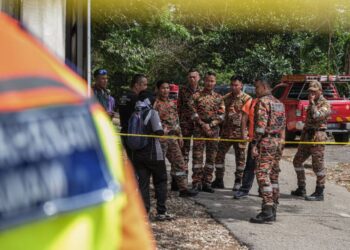 PASUKAN mencari dan menyelamat masih mencari seorang lelaki yang hilang dipercayai sesat ketika mendaki Bukit Beruang, Melaka. - UTUSAN/SYAFEEQ AHMAD