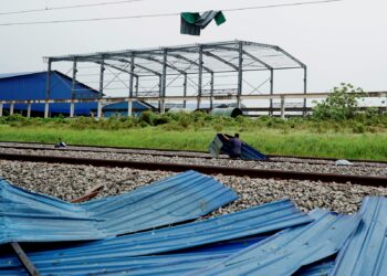 ANCAMAN arus elektrik boleh tercetus dari tiang elektrik di depan rumah atau kabel yang terputus atau terendam dalam lopak air.