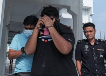 TERTUDUH yang juga seorang kontraktor mengaku tidak bersalah di Mahkamah Sesyen, Alor Gajah, Melaka atas pertuduhan menipu pembinaan projek pembangunan agro tourism ladang buah tin. - UTUSAN/SYAFEEQ AHMAD