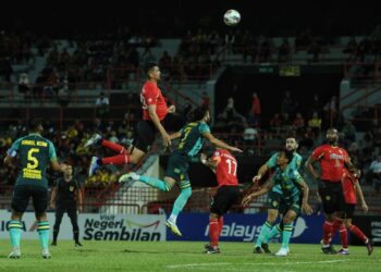 PENYERANG Negeri Sembilan FC, Casagrande melompat tinggi bagi membuat tandukan ke arah gawang gol Terengganu FC dalam aksi Liga Super di Stadium Tuanku Abdul Rahman, Paroi, Seremban, malam ini.-UTUSAN/MOHD SHAHJEHAN MAAMIN.