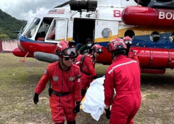 RASID Ramli terpaksa diusung untuk menaiki helikopter bagi mendapatkan rawatan di Hospital Gua Musang, Kelantan, semalam.UTUSAN/ IHSAN UNIT UDARA JBPM