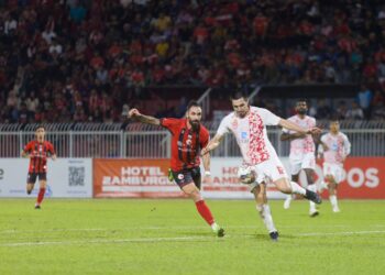 MIGUEL Cifuantes (kiri) berusaha merampas bola dari kaki pemain KL City pada aksi Liga Super di Stadium Sultan Muhammad IV, Kota Bharu, Kelantan sebentar tadi.-UTUSAN/KAMARUL BISMI KAMARUZAMAN