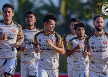  MOHAMAD Fazrul Amir Md. Zaman (tengah) diapit dua tonggak import semasa menjalani sesi latihan di Kota Bharu, Kelantan semalam-UTUSAN/IHSAN TRW KELANTAN FC