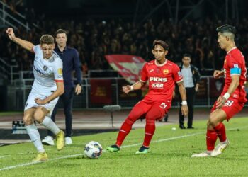 KELANA JAYA 17 MAC 2023 - Pemain Selangor FC, Hein Htet Aung (kiri) cuba merampas bola dari Pemain Johor Darul Ta’zim (JDT), Oscar Arribas Passero pada perlawanan Liga Super Selangor FC menentang Johor Darul Ta’zim (JDT) di Stadium Majlis Bandaraya Petaling Jaya di sini, hari ini. GAMBAR: FARIZ RUSADIO / PEMBERITA: SUKAN UTUSAN / SUKAN KOSMO