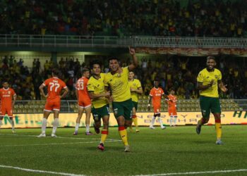 MOHD. Akmal Md. Zahir meraikan jaringan gol yang membolosi gawang Kuching City FC dalam perlawanan Liga Super di Stadium Darul Aman. -UTUSAN/ SHAHIR NOORDIN