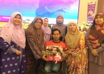 AIMAN Athirah Sabu (dua dari kiri ) menyampaikan Anugerah Khas kepada Faridah Mat Isa (dua dari kanan) pada Karnival Hari Wanita Antarabangsa Kelantan (Hawa) 2023 di Tunjong,Kota Bharu, Kelantan hari ini. UTUSAN/ROSMIZAN RESDI