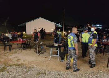 ANGGOTA penguat kuasa MDTM semasa melakukan Op Bersepadu di sekitar Tanah Merah, Kelantan pada Khamis lalu.-UTUSAN/IHSAN MTDM