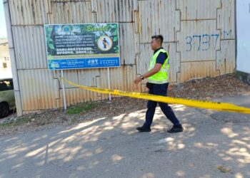 POLIS menutup laluan masuk ke Bukit Beruang, Melaka.