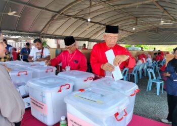 MAHDZIR Khalid memasukkan kertas undi Pemilihan UMNO pada Mesyuarat Perwakilan UMNO Bahagian Padang Terap di Pusat Komuniti Padang Kerasak di Kuala Nerang.