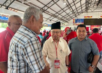 TENGKU Razaleigh Hamzah (tengah) bersalam dengan para perwakilan di Balai Rakyat Bukit Cekati, Gua Musang, Kelantan hari ini.UTUSAN/AIMUNI TUAN LAH