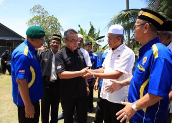 ADLY Zahari (dua kiri) bersalam dengan veteran tentera semasa Lawatan Jelajah Program Peduli Veteran (PPV) di Kampung Pulau Panjang, Pengkalan Chepa, Kota Bharu, Kelantan hari ini-UTUSAN/KAMARUL BISMI KAMARUZAMAN
