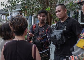 AHLI keluarga Steven Tan Kim Huat menemui Jas (kanan) dan Eddie (kiri) di kaki Bukit Beruang, Melaka. - UTUSAN/SYAFEEQ AHMAD