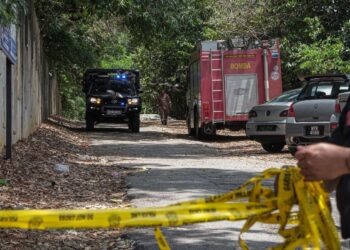 MAYAT Steven Tan Kim Huat dibawa turun dari Bukit Beruang, Melaka oleh trak polis tengah hari tadi untuk dihantar ke Hospital Melaka. - UTUSAN/SYAFEEQ AHMAD
