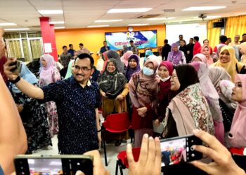 ASYRAF Wajdi Dusuki (kiri) berswafoto bersama guru dan kakitangan Mara selepas mengadakan perjumpaan bersama warga kerja MRSM Pengkalan Chepa dan Ketua-Ketua Pusat Pentadbiran Mara Kelantan di Pengkalan Chepa, Kelantan hari ini.-UTUSAN/ ROSLIZA MOHAMED