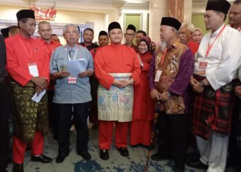 RAIS Yasin (empat dari kiri) mendengar pengumuman kemenangannya pada Persidangan Perwakilan UMNO Bahagian Tangga Batu di Hotel La Crista, Jalan Hang Tuah, Melaka. - UTUSAN/AMRAN MULUP