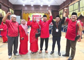 FATHUL Bari Mat Jahya (tiga dari kanan) bergambar bersama sebahagian ahli jawatankuasa baharu UMNO Bahagian Kangar yang dipilih dalam pemilihan parti itu, Sabtu lalu. – UTUSAN/ASYRAF MUHAMMAD