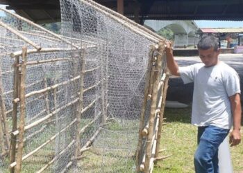 WAN Mohd. Nazri Wan Ali menunjukkan sebahagian bubunya yang akan dibawa ke laut untuk menangkap ikan di Kuala Dungun, Dungun, Terengganu, semalam. – UTUSAN/NIK NUR IZZATUL HAZWANI NIK ADNAN
