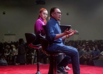 ANWAR Ibrahim bercakap pada Dialog Anak Muda Temu Anwar, di Pusat Konvensyen Kuala lumpur, hari ini. UTUSAN/SHIDDIEQIIN ZON