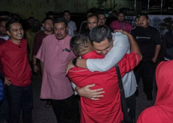 MUHAMAD AKMAL Saleh tidak mampu menahan sebak selepas diumumkan memenangi jawatan Ketua UMNO Bahagian Jasin di Dewan Alamanda, Jasin, Melaka. - UTUSAN/SYAFEEQ AHMAD