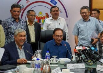 Perseteruan UMNO, DAP boleh menjejaskan kerajaan perpaduan pimpinan Datuk Seri Anwar Ibrahim. - UTUSAN/SHIDDIEQIIN ZON