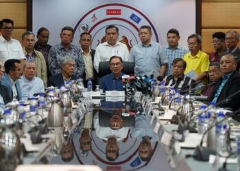 ANWAR IBRAHIM mempengerusikan Mesyuarat kedua Sekretariat Kerajaan Perpaduan, di Menera Dato Onn, di sini hari ini. Foto: SHIDDIEQIIN ZON