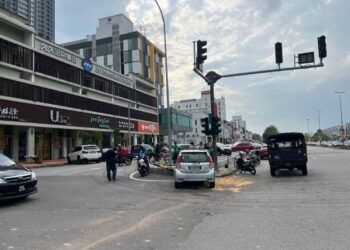KERETA dipandu mangsa hilang kawalan lalu terbabas dan melanggar tiang lampu isyarat, dalam kejadian di Jalan Kota Syahbandar, Melaka.