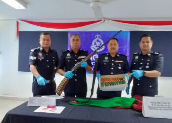 SUZAIMI Mohamad (dua kiri) menunjukkan senapang patah yang dirampas polis semasa sidang akhbar di IPD Kuala Krai, Kelantan hari ini-UTUSAN/ROHANA MOHD. NAWI