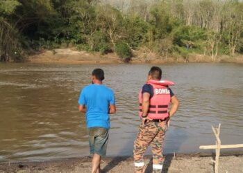 ANGGOTA bomba menjalankan operasi mencari dan menyelamat mangsa yang dikhuatiri lemas di kawasan Sungai Lebir di Manek Urai, Kuala Krai, Kelantan petang tadi.-UTUSAN/IHSAN BOMBA