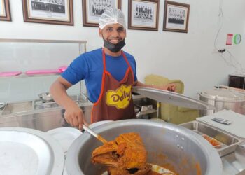 PEKERJA Anuar Kari Kepala Ikan menunjukkan kepala ikan yang dijual di kedai mereka di Jalan Bendahara, Banda Hilir, Melaka. - UTUSAN/HADI AB. MANAP