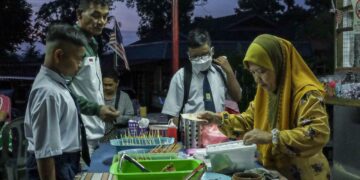 GELAGAT para pelajar membeli sarapan di gerai berhampiran SK Krubong, Melaka. - UTUSAN/SYAFEEQ AHMAD