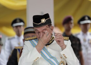 ANWAR Ibrahim sebak ketika hadir Hari Peringatan Polis Ke-216 di Pusat Latihan Polis (PULAPOL). - UTUSAN/FARIZ RUSADIO