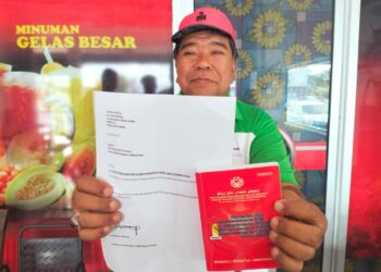 ZULKIFLI Md. Isa menunjukkan surat peletakkan jawatannya sebagai Pengerusi Tetap UMNO Bahagian Kubang Pasu ketika ditemui pemberita di sebuah restoran di Jitra.