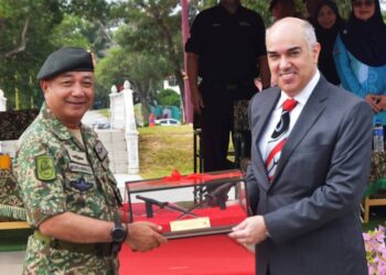 MUHAMMAD Ab. Rahman menyampaikan cenderamata kepada Wayne Robson selepas Majlis Penutup Eksesais Mantis Siri 9/2023 di Padang Pavilion, Kem Terendak, Melaka.