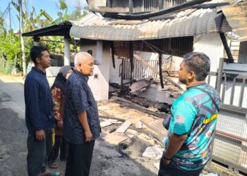 MOHD. Faizal Suki (kanan) menceritakan detik-detik cemas yang dialami semasa rumah terbakar dalam kejadian di Kampung Padang Rokma, Wakaf Bharu, Tumpat, Kelantan hari ini-UTUSAN/ROHANA ISMAIL.