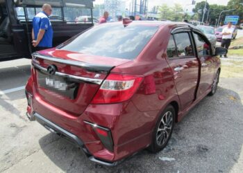 KEADAAN kereta yang dipandu seorang guru sebuah sekolah di daerah ini yang maut dalam kejadian kemalangan Kilometer 0.1, Jalan Dato' Sedia Raja - Mampong, Rembau.