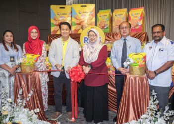 FUZIAH Salleh memotong reben sebagai simbolik merasmikan Menu Rahmah Julie's di Kelemak, Alor Gajah, Melaka. - UTUSAN/SYAFEEQ AHMAD