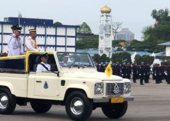 YANG di-Pertuan Agong berkenan memeriksa perbarisan sempena Hari Peringatan Polis Ke-216 di Dataran Kawad Pusat Latihan Polis (Pulapol), Jalan Semarak, Kuala Lumpur. - UTUSAN/FARIZ RUSADIO