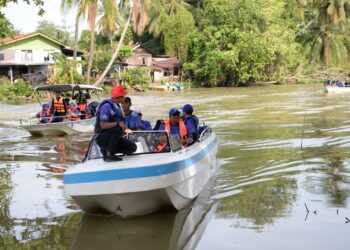 MUHAMMAD Sanusi Md. Nor (kanan) menelusuri Sungai Anak Bukit bagi meninjau potensi kawasan itu sempena Sambutan Hari Air Sedunia 2023 peringkat negeri di Alor Setar.