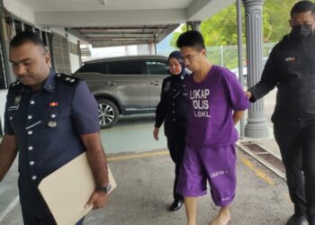 LIM Wei Kien dibawa ke Mahkamah Majistret Bahau, Jempol hari ini bagi didakwa atas tuduhan menyimbah cat pada sebuah kenderaan pada bulan Februari lalu.-UTUSAN/NOR AINNA HAMZAH