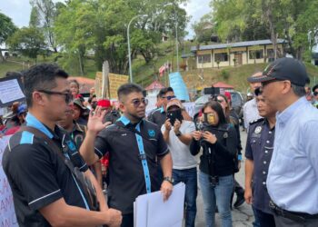 HISHAMUDDIN Hashim (dua kiri) menerangkan masalah penduduk kepada Bernard Liew Chau Min (kanan) di luar Ibu Pejabat JTU Sabah di Kota Kinabalu.