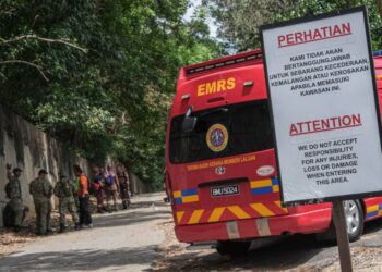 TERDAPAT lebih 15 laluan tikus untuk masuk dan keluar di Bukit Beruang, Melaka lantas menyukarkan operasi SAR sekiranya berlaku kes-kes tragedi. - UTUSAN/SYAFEEQ AHMAD