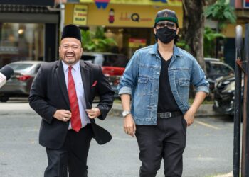 SYAMSUL Yusof (kanan) ditemani peguam, Azmi Mohd Rais hadir bagi memfailkan permohonan nusyuz terhadap isterinya, Puteri Sarah Liyana di Mahkamah Rendah Syariah Gombak Timur. - UTUSAN/FARIZ RUSADIO
