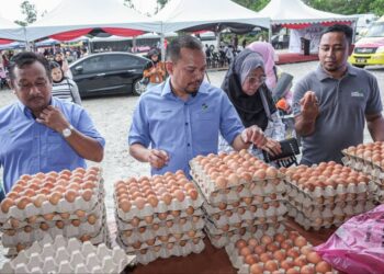 HAIRUDIN Yunos menunjukkan telur ayam yang dijual ketika Majlis Perasmian Program Jualan Pra Ramadan Melaka Madani 2023 di Bukit Katil, Melaka. - UTUSAN/SYAFEEQ AHMAD