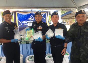 AZMAN Ayob (dua dari kanan) bersama pegawai menunjukkan bungkusan syabu semasa sidang akhbar di IPD Tanah Merah, Kelantan hari ini.-UTUSAN/ROSMIZAN RESDI