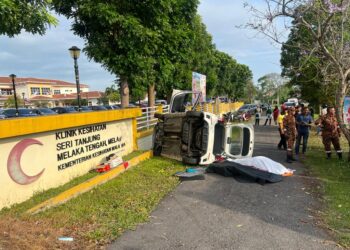 KERETA dipandu mangsa terbalik selepas terbabas dan merempuh tembok di Klinik Kesihatan Seri Tanjung, Melaka.