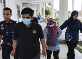 PASANGAN suami isteri dihadapkan ke Mahkamah Majistret Alor Gajah, Melaka atas kesalahan menipu penjualan telur dan penyamar penjawat awam. - UTUSAN/MUHAMMAD SHAHIZAM TAZALI