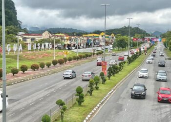 ALIRAN trafik menghala ke bandar Gua Musang, Kelantan berjalan lancar menjelang awal hari ini.-UTUSAN/AIMUNI TUAN LAH