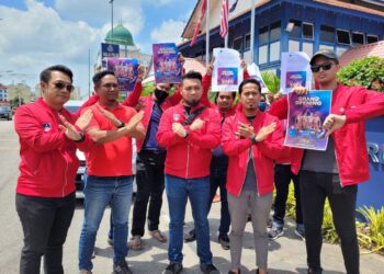 MUHAMMAD Farridul Farris (dua kanan) bersama beberapa ahli jawatankuasa Pergerakan Pemuda Umno Bahagian Kota Bharu membuat laporan berhubung ‘Thai Hot Guy’ di Balai Polis Kota Bharu, Kelantan hari ini. UTUSAN/MUSTAQIM MOHAMED