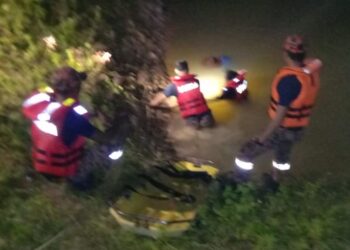 PASUKAN bomba membantu membawa naik mayat seorang lelaki warga emas yang ditemukan terapung di dalam kolam di sebuah kebun dekat Jalan Batang Rokan-Gemencheh, Tampin, malam semalam.-GAMBAR/IHSAN BOMBA.