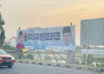 PAPAN iklan memaparkan wajah Perdana Menteri dan ADUN Suka Menanti yang dipasang di salah satu lokasi di Alor Setar.